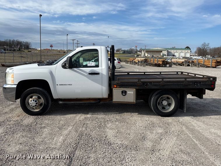 image for item FG0200 2009 Chevrolet Silverado 3500HD flatbed pickup truck