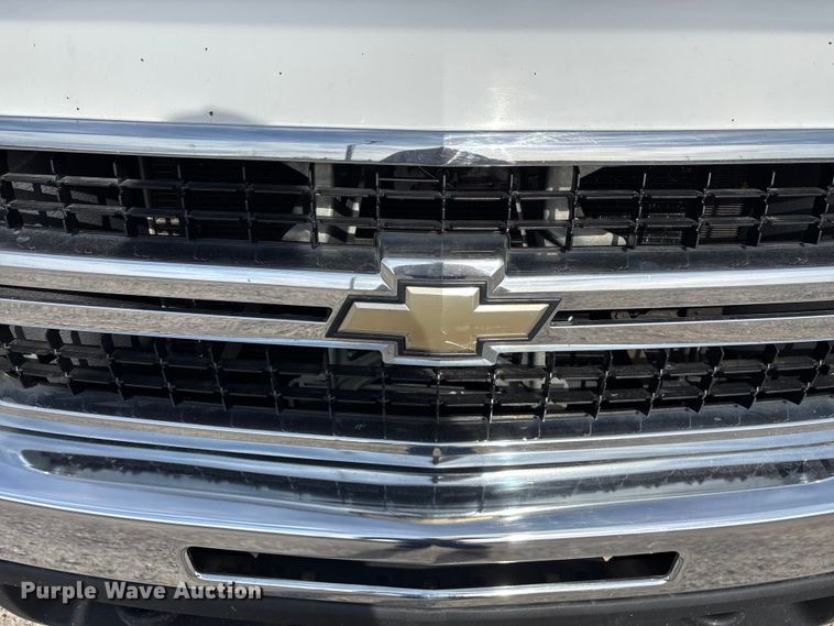 image for item FG0200 2009 Chevrolet Silverado 3500HD flatbed pickup truck