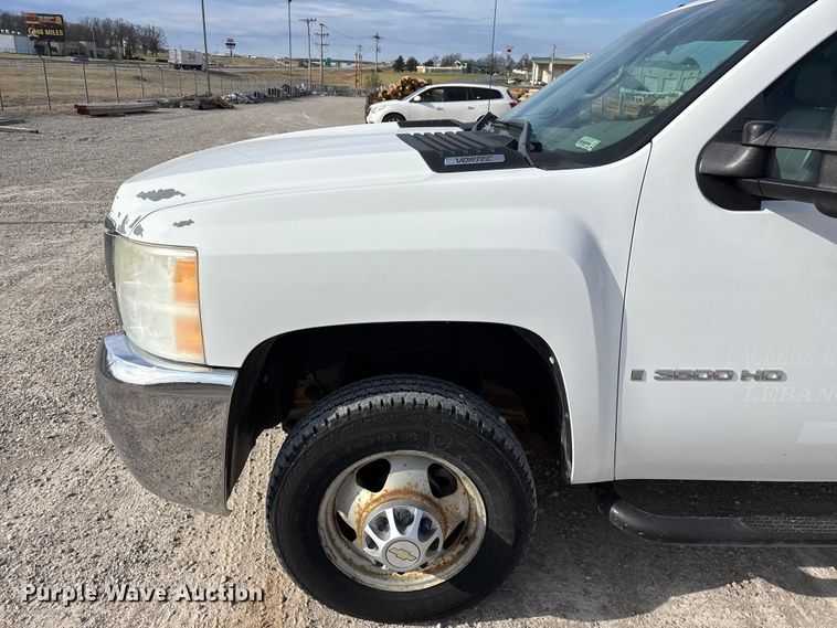 image for item FG0200 2009 Chevrolet Silverado 3500HD flatbed pickup truck