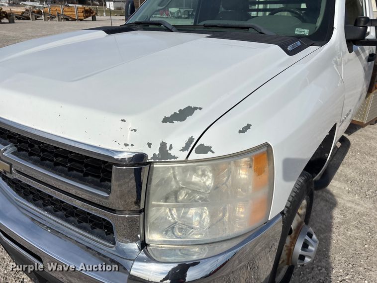 image for item FG0200 2009 Chevrolet Silverado 3500HD flatbed pickup truck