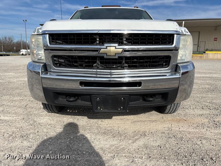 image for item FG0200 2009 Chevrolet Silverado 3500HD flatbed pickup truck