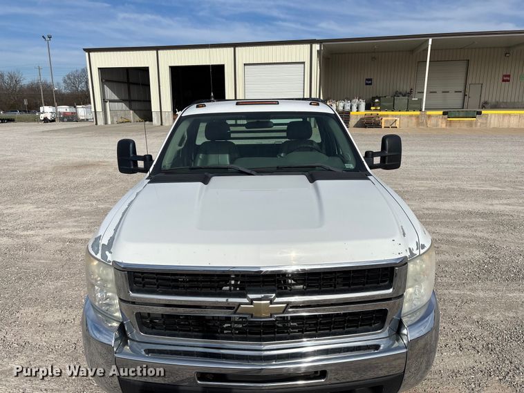 image for item FG0200 2009 Chevrolet Silverado 3500HD flatbed pickup truck