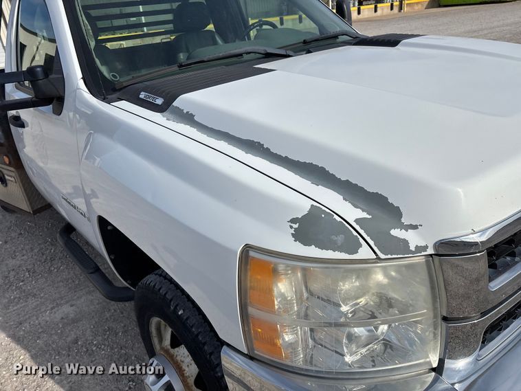 image for item FG0200 2009 Chevrolet Silverado 3500HD flatbed pickup truck