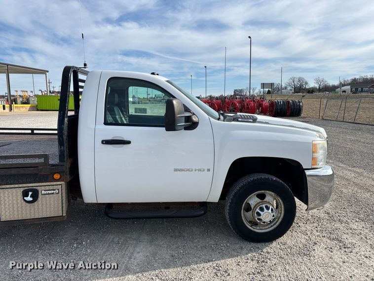 image for item FG0200 2009 Chevrolet Silverado 3500HD flatbed pickup truck