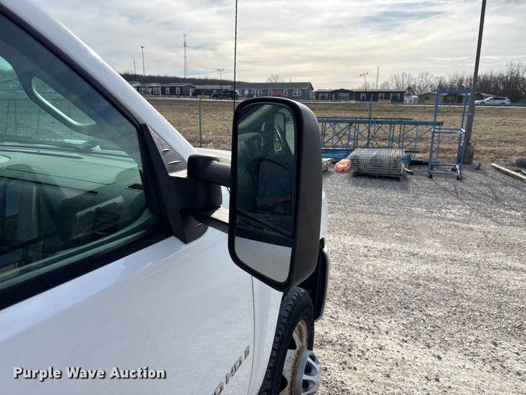 image for item FG0200 2009 Chevrolet Silverado 3500HD flatbed pickup truck