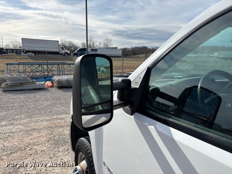 image for item FG0200 2009 Chevrolet Silverado 3500HD flatbed pickup truck