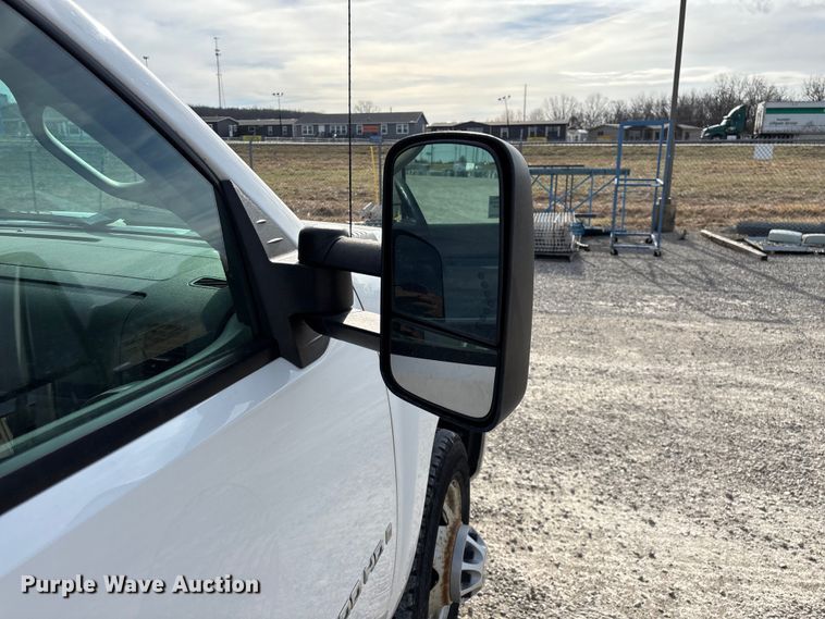 image for item FG0200 2009 Chevrolet Silverado 3500HD flatbed pickup truck