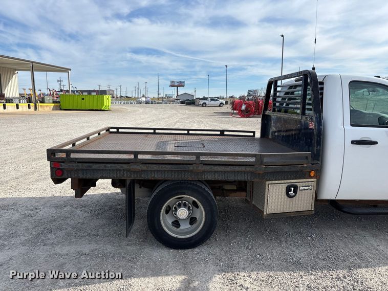 image for item FG0200 2009 Chevrolet Silverado 3500HD flatbed pickup truck