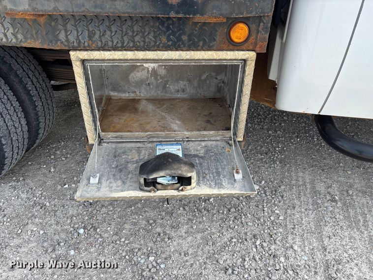 image for item FG0200 2009 Chevrolet Silverado 3500HD flatbed pickup truck