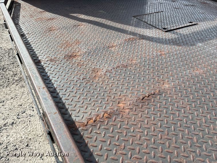 image for item FG0200 2009 Chevrolet Silverado 3500HD flatbed pickup truck