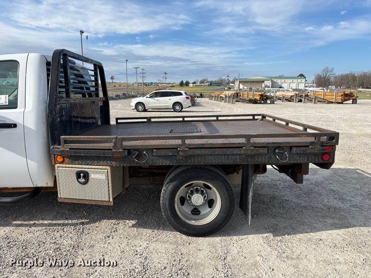 image for item FG0200 2009 Chevrolet Silverado 3500HD flatbed pickup truck