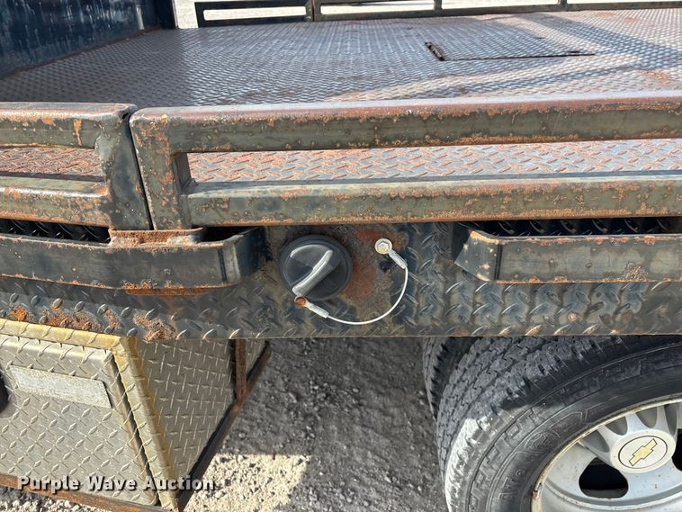 image for item FG0200 2009 Chevrolet Silverado 3500HD flatbed pickup truck