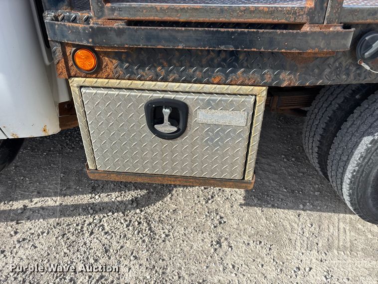 image for item FG0200 2009 Chevrolet Silverado 3500HD flatbed pickup truck