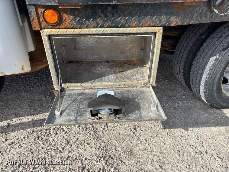 image for item FG0200 2009 Chevrolet Silverado 3500HD flatbed pickup truck