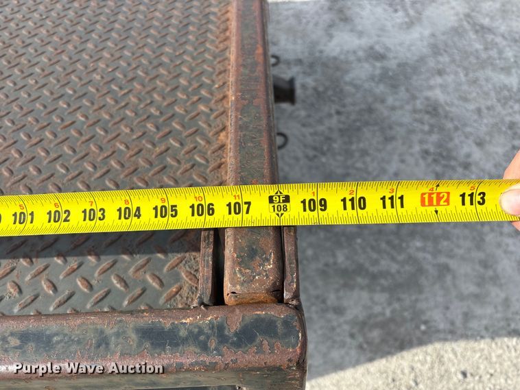 image for item FG0200 2009 Chevrolet Silverado 3500HD flatbed pickup truck