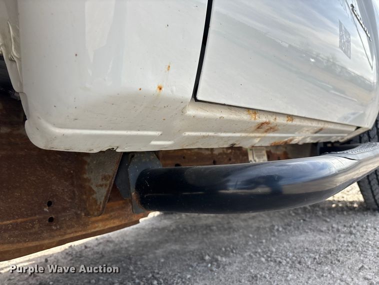 image for item FG0200 2009 Chevrolet Silverado 3500HD flatbed pickup truck