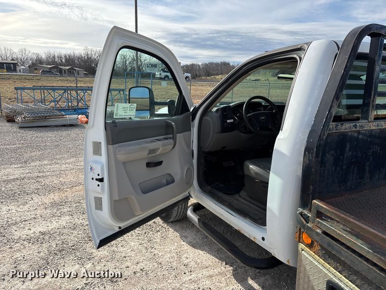 image for item FG0200 2009 Chevrolet Silverado 3500HD flatbed pickup truck