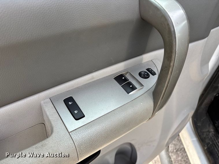 image for item FG0200 2009 Chevrolet Silverado 3500HD flatbed pickup truck