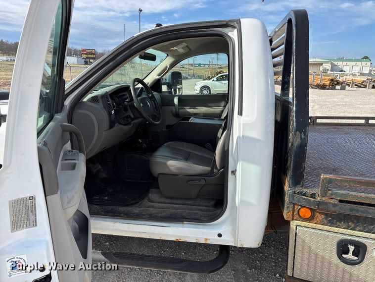 image for item FG0200 2009 Chevrolet Silverado 3500HD flatbed pickup truck