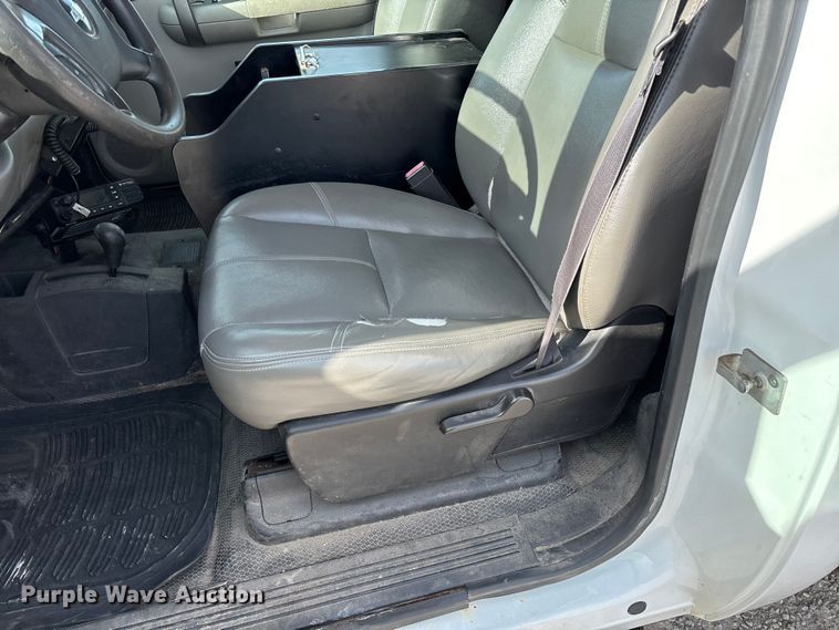 image for item FG0200 2009 Chevrolet Silverado 3500HD flatbed pickup truck