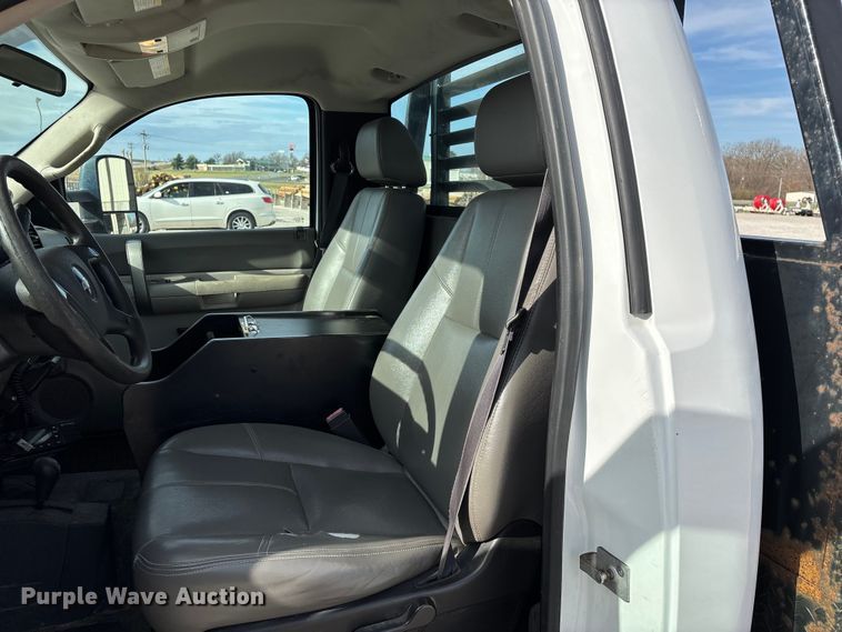 image for item FG0200 2009 Chevrolet Silverado 3500HD flatbed pickup truck