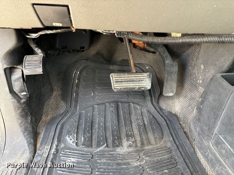 image for item FG0200 2009 Chevrolet Silverado 3500HD flatbed pickup truck