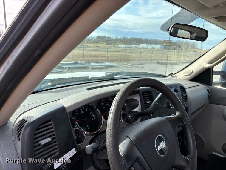 image for item FG0200 2009 Chevrolet Silverado 3500HD flatbed pickup truck