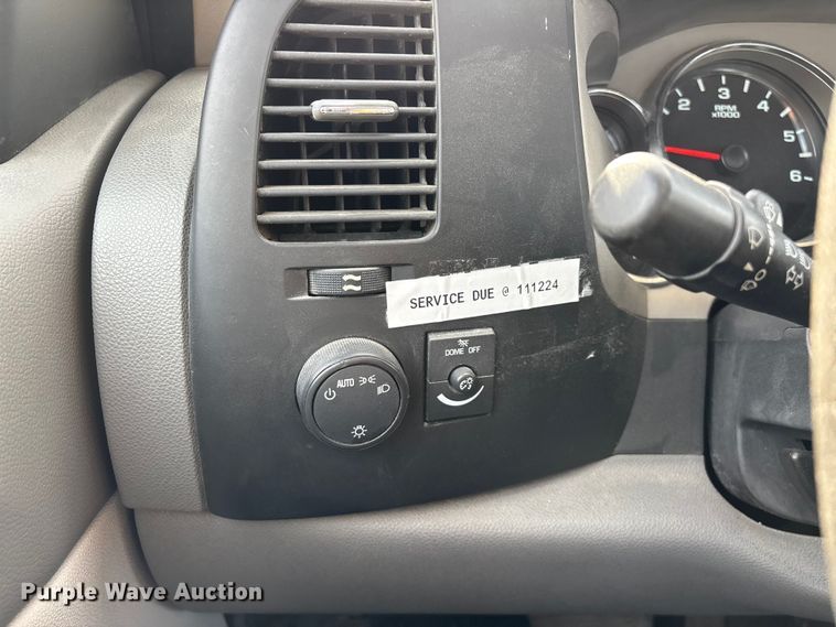 image for item FG0200 2009 Chevrolet Silverado 3500HD flatbed pickup truck