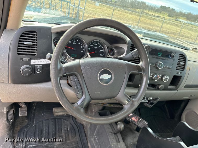 image for item FG0200 2009 Chevrolet Silverado 3500HD flatbed pickup truck