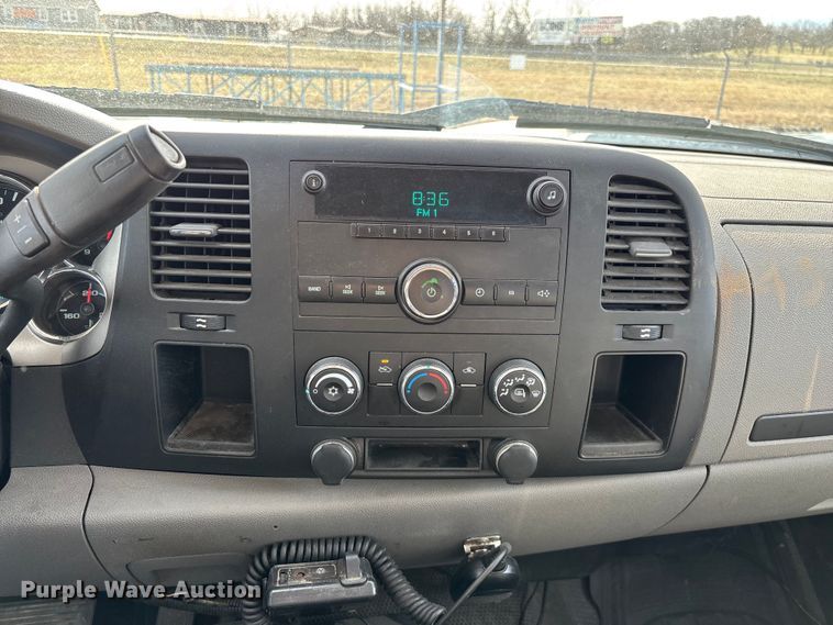 image for item FG0200 2009 Chevrolet Silverado 3500HD flatbed pickup truck