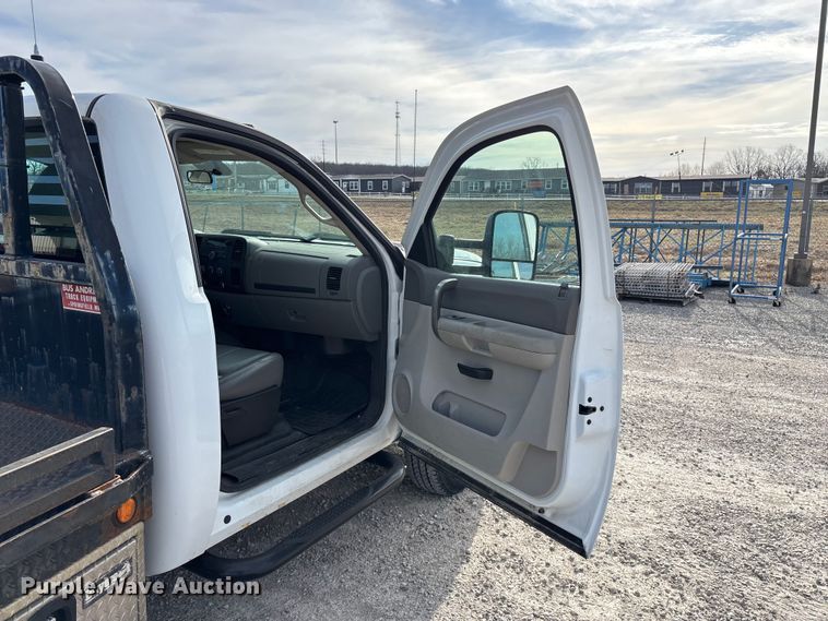 image for item FG0200 2009 Chevrolet Silverado 3500HD flatbed pickup truck