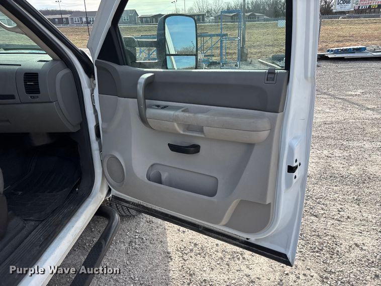 image for item FG0200 2009 Chevrolet Silverado 3500HD flatbed pickup truck