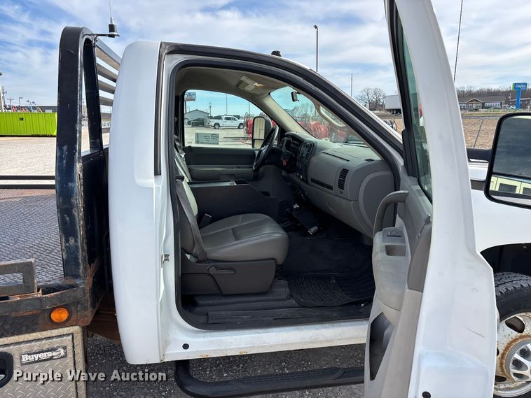 image for item FG0200 2009 Chevrolet Silverado 3500HD flatbed pickup truck