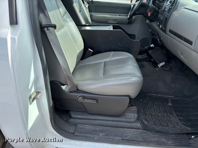 image for item FG0200 2009 Chevrolet Silverado 3500HD flatbed pickup truck