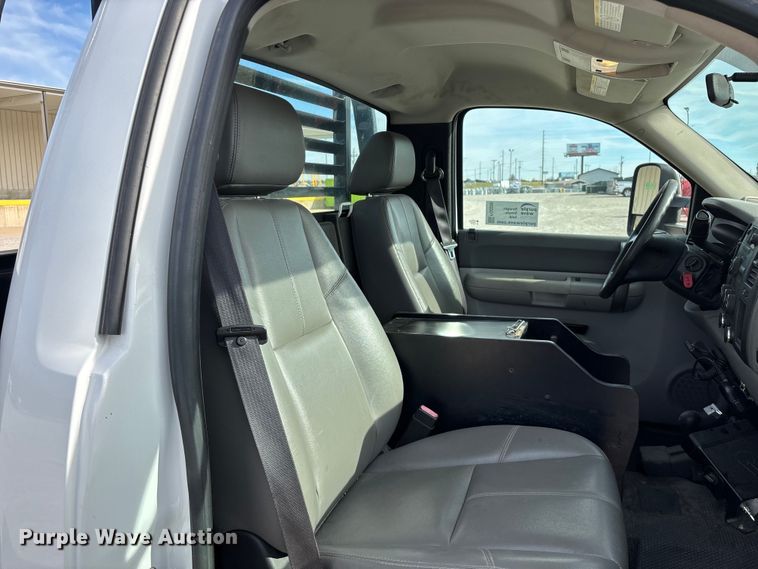 image for item FG0200 2009 Chevrolet Silverado 3500HD flatbed pickup truck