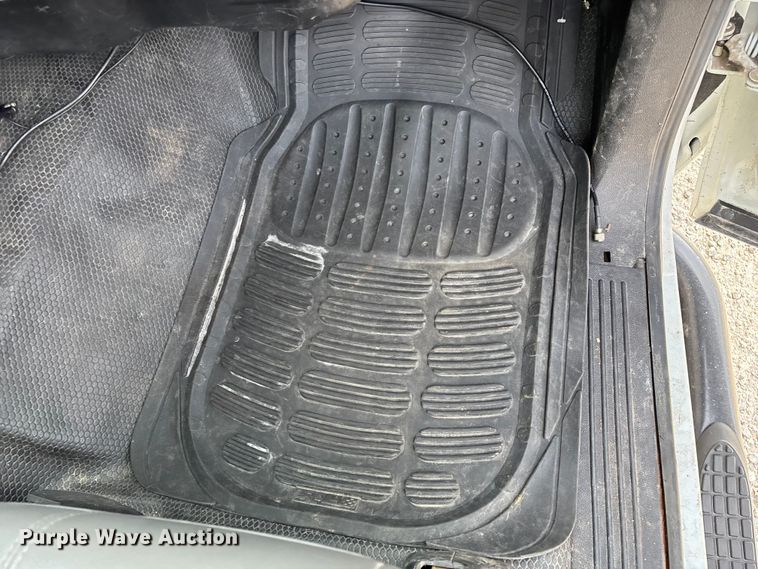 image for item FG0200 2009 Chevrolet Silverado 3500HD flatbed pickup truck