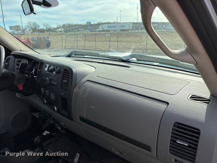 image for item FG0200 2009 Chevrolet Silverado 3500HD flatbed pickup truck