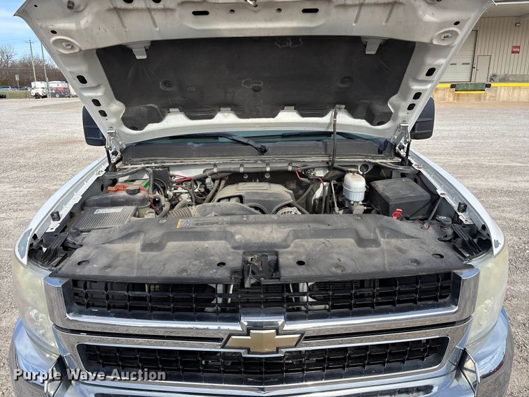 image for item FG0200 2009 Chevrolet Silverado 3500HD flatbed pickup truck