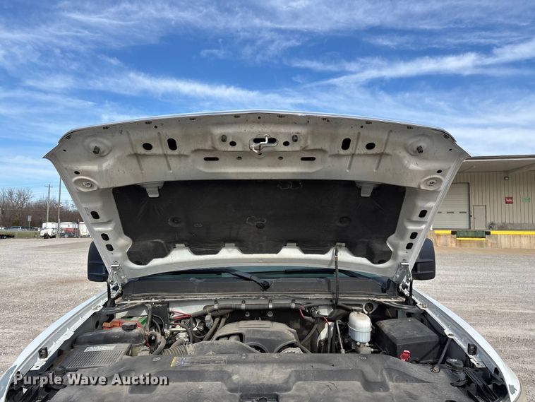 image for item FG0200 2009 Chevrolet Silverado 3500HD flatbed pickup truck