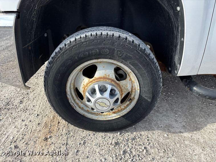 image for item FG0200 2009 Chevrolet Silverado 3500HD flatbed pickup truck