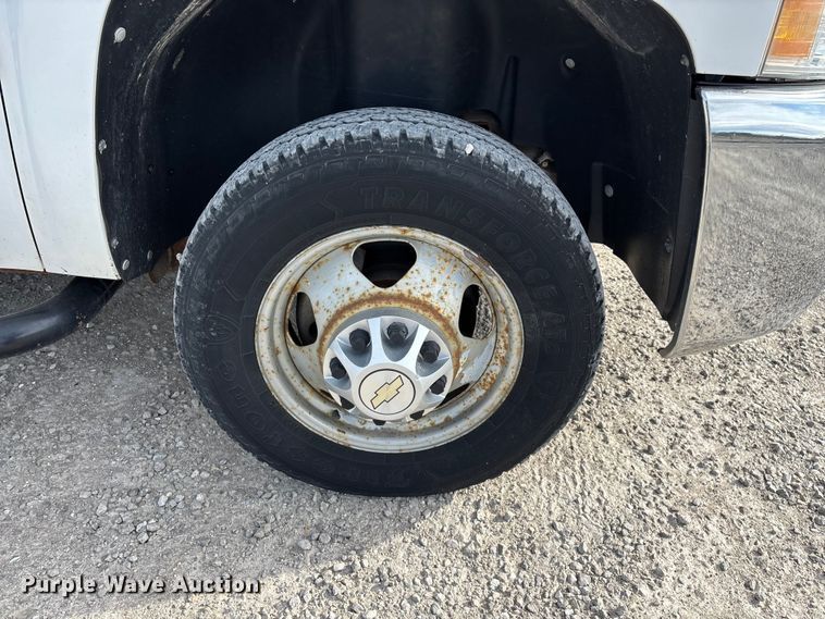 image for item FG0200 2009 Chevrolet Silverado 3500HD flatbed pickup truck