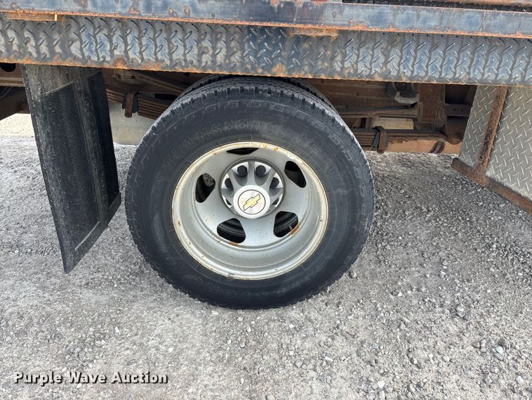 image for item FG0200 2009 Chevrolet Silverado 3500HD flatbed pickup truck