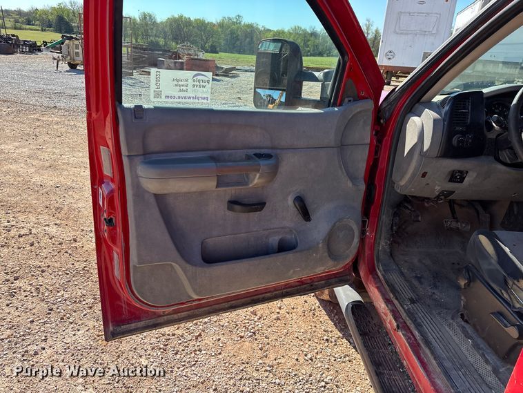 image for item FG0223 2008 GMC Sierra 3500HD Crew Cab flatbed pickup truck