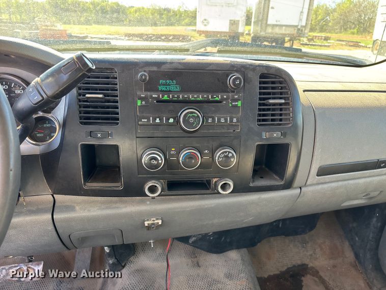 image for item FG0223 2008 GMC Sierra 3500HD Crew Cab flatbed pickup truck