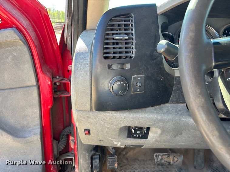 image for item FG0223 2008 GMC Sierra 3500HD Crew Cab flatbed pickup truck