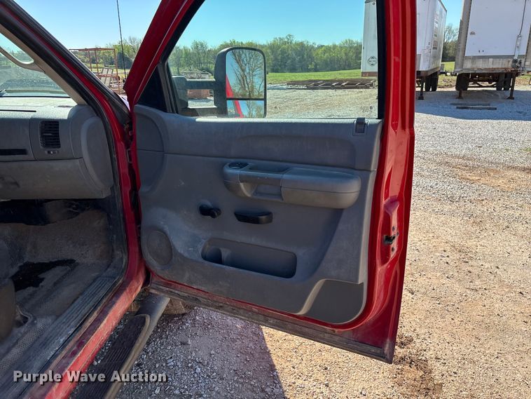 image for item FG0223 2008 GMC Sierra 3500HD Crew Cab flatbed pickup truck