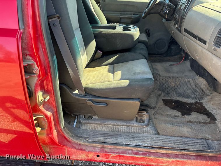 image for item FG0223 2008 GMC Sierra 3500HD Crew Cab flatbed pickup truck