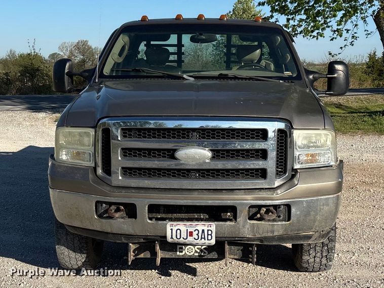 image for item FG0232 2005 Ford F350 Ext. Cab flatbed pickup truck