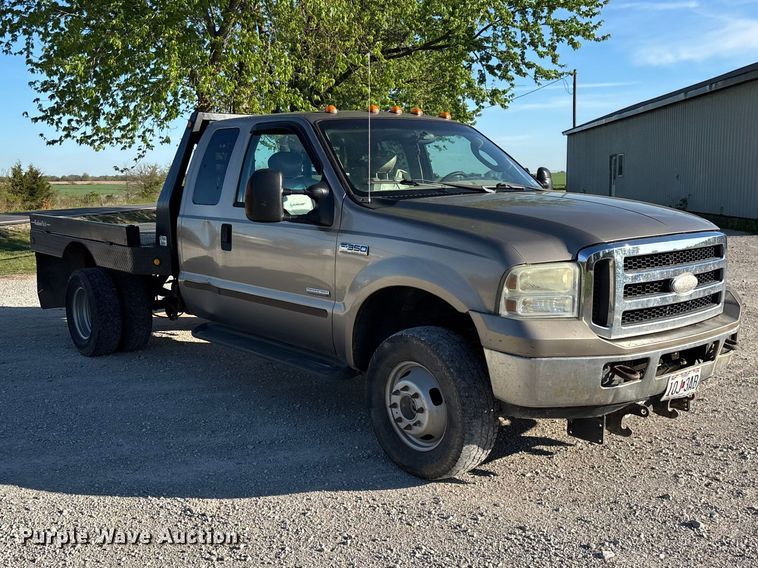 image for item FG0232 2005 Ford F350 Ext. Cab flatbed pickup truck