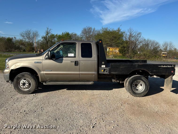 image for item FG0232 2005 Ford F350 Ext. Cab flatbed pickup truck